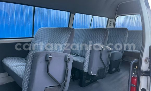 Nunua Imported Toyota Hiace Nyeupe Gari ndani ya Dar es Salaam nchini Dar es Salaam Nunua Imported Toyota Hiace Nyeupe Gari ndani ya Dar es Salaam nchini Dar es Salaam