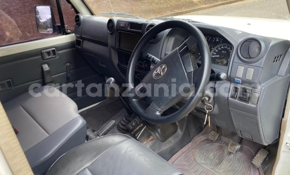 Nunua Ilio tumika Toyota Land Cruiser Nyeupe Gari ndani ya Dar es Salaam nchini Dar es Salaam Nunua Ilio tumika Toyota Land Cruiser Nyeupe Gari ndani ya Dar es Salaam nchini Dar es Salaam