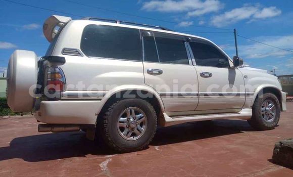 Buy Used Toyota Land Cruiser White Car in Dar es Salaam in Dar es Salaam