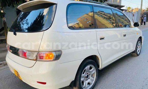 Buy Used Toyota Gaia White Car in Dar es Salaam in Dar es Salaam