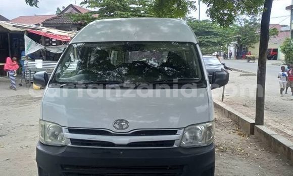 Nunua Ilio tumika Toyota Hiace Nyeupe Gari ndani ya Dar es Salaam nchini Dar es Salaam