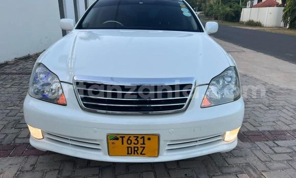 Nunua Ilio tumika Toyota Crown Nyeupe Gari ndani ya Dar es Salaam nchini Dar es Salaam