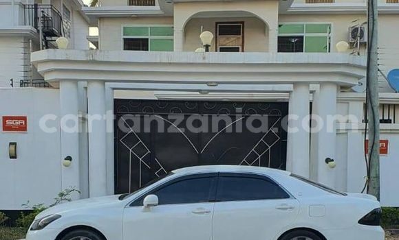 Buy Used Toyota Crown White Car in Masasi in Mtwara