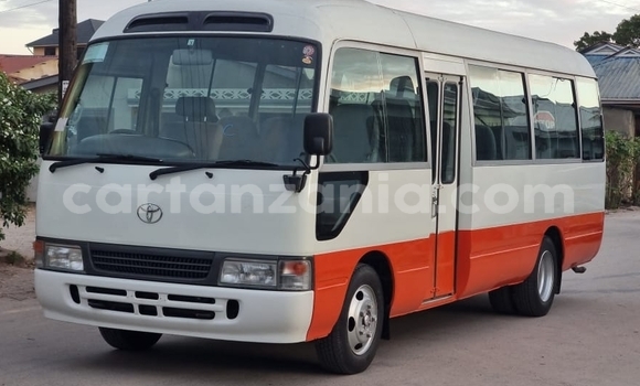 Nunua mpya toyota coaster nyeupe gari ndani ya dar es salaam