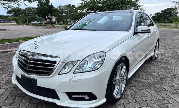 Nunua Imported Mercedes‒Benz E–Class Nyeupe Gari ndani ya Dar es Salaam nchini Dar es Salaam