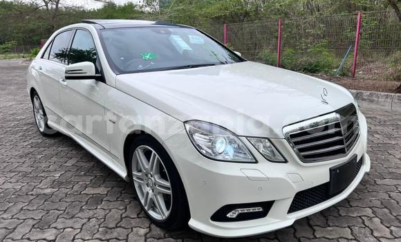 Nunua Imported Mercedes‒Benz E–Class Nyeupe Gari ndani ya Dar es Salaam nchini Dar es Salaam Nunua Imported Mercedes‒Benz E–Class Nyeupe Gari ndani ya Dar es Salaam nchini Dar es Salaam