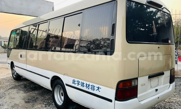 Nunua Ilio tumika Toyota Coaster Beige Gari ndani ya Dar es Salaam nchini Dar es Salaam Nunua Ilio tumika Toyota Coaster Beige Gari ndani ya Dar es Salaam nchini Dar es Salaam