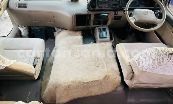 Nunua Ilio tumika Toyota Coaster Beige Gari ndani ya Dar es Salaam nchini Dar es Salaam Nunua Ilio tumika Toyota Coaster Beige Gari ndani ya Dar es Salaam nchini Dar es Salaam