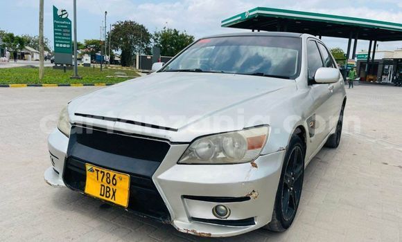 Nunua Ilio tumika Toyota Altezza Fedha Gari ndani ya Dar es Salaam nchini Dar es Salaam