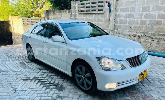 Buy Used Toyota Crown White Car in Dar es Salaam in Dar es Salaam