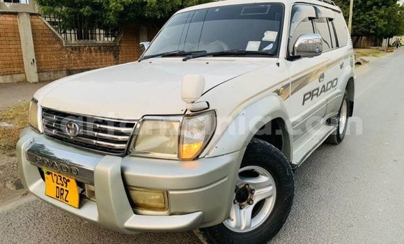 Nunua Ilio tumika Toyota Land Cruiser Prado Nyeupe Gari ndani ya Dar es Salaam nchini Dar es Salaam