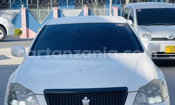 Nunua Ilio tumika Toyota Crown Nyeupe Gari ndani ya Dar es Salaam nchini Dar es Salaam