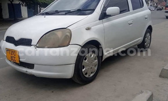 Nunua Ilio tumika Toyota Vitz Nyeupe Gari ndani ya Dar es Salaam nchini Dar es Salaam