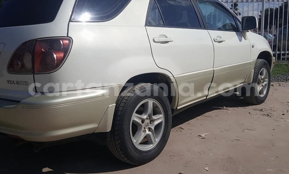 Buy Used Toyota Harrier White Car in Dar es Salaam in Dar es Salaam