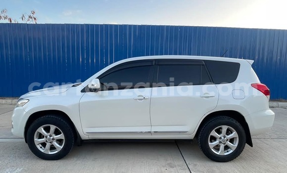 Nunua Ilio tumika Toyota Vanguard Nyeupe Gari ndani ya Dar es Salaam nchini Dar es Salaam