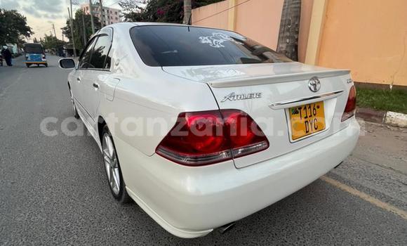 Nunua Imported Toyota Crown Nyeupe Gari ndani ya Dar es Salaam nchini Dar es Salaam Nunua Imported Toyota Crown Nyeupe Gari ndani ya Dar es Salaam nchini Dar es Salaam