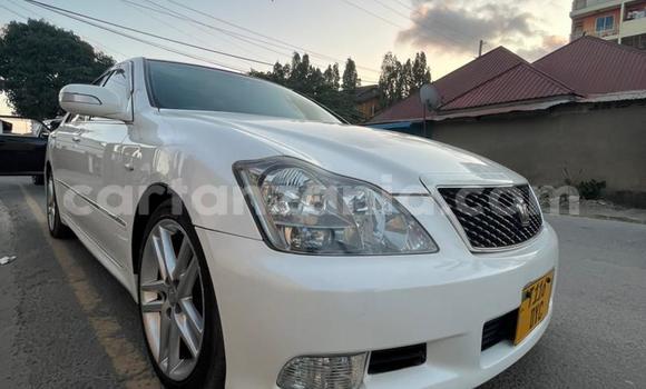 Nunua Imported Toyota Crown Nyeupe Gari ndani ya Dar es Salaam nchini Dar es Salaam Nunua Imported Toyota Crown Nyeupe Gari ndani ya Dar es Salaam nchini Dar es Salaam