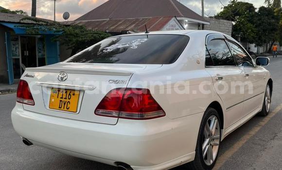 Nunua Imported Toyota Crown Nyeupe Gari ndani ya Dar es Salaam nchini Dar es Salaam Nunua Imported Toyota Crown Nyeupe Gari ndani ya Dar es Salaam nchini Dar es Salaam