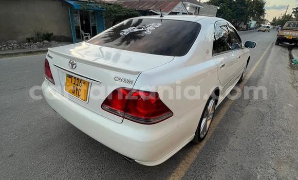 Nunua Imported Toyota Crown Nyeupe Gari ndani ya Dar es Salaam nchini Dar es Salaam Nunua Imported Toyota Crown Nyeupe Gari ndani ya Dar es Salaam nchini Dar es Salaam