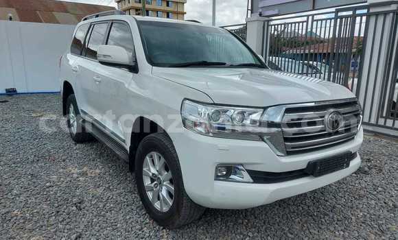 Nunua Imported Toyota Land Cruiser Nyeupe Gari ndani ya Dar es Salaam nchini Dar es Salaam