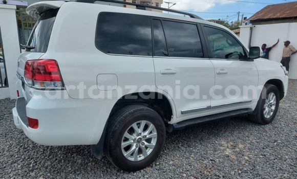 Nunua Imported Toyota Land Cruiser Nyeupe Gari ndani ya Dar es Salaam nchini Dar es Salaam Nunua Imported Toyota Land Cruiser Nyeupe Gari ndani ya Dar es Salaam nchini Dar es Salaam