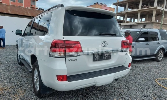 Nunua Imported Toyota Land Cruiser Nyeupe Gari ndani ya Dar es Salaam nchini Dar es Salaam Nunua Imported Toyota Land Cruiser Nyeupe Gari ndani ya Dar es Salaam nchini Dar es Salaam