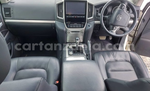 Nunua Imported Toyota Land Cruiser Nyeupe Gari ndani ya Dar es Salaam nchini Dar es Salaam Nunua Imported Toyota Land Cruiser Nyeupe Gari ndani ya Dar es Salaam nchini Dar es Salaam