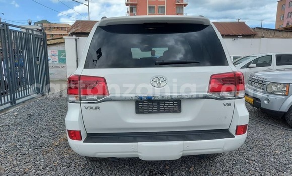 Nunua Imported Toyota Land Cruiser Nyeupe Gari ndani ya Dar es Salaam nchini Dar es Salaam Nunua Imported Toyota Land Cruiser Nyeupe Gari ndani ya Dar es Salaam nchini Dar es Salaam