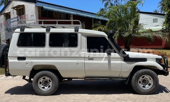 Buy Used Toyota Land Cruiser White Car in Dar es Salaam in Dar es Salaam