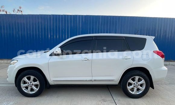 Nunua Ilio tumika Toyota Vanguard Nyeupe Gari ndani ya Dar es Salaam nchini Dar es Salaam