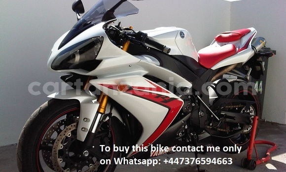 Nunua Ilio tumika Yamaha R1 Nyeupe Bike ndani ya Dar es Salaam nchini Dar es Salaam