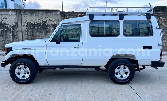 Buy Used Toyota Land Cruiser White Car in Dar es Salaam in Dar es Salaam
