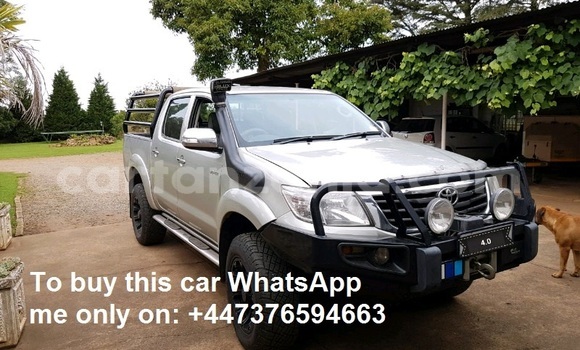 Nunua Ilio tumika Toyota Hilux Fedha Gari ndani ya Dar es Salaam nchini Dar es Salaam