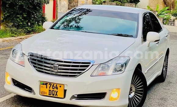 Buy Used Toyota Crown White Car in Dar es Salaam in Dar es Salaam