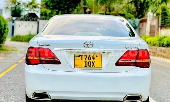 Nunua Ilio tumika Toyota Crown Nyeupe Gari ndani ya Dar es Salaam nchini Dar es Salaam Nunua Ilio tumika Toyota Crown Nyeupe Gari ndani ya Dar es Salaam nchini Dar es Salaam