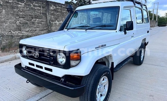 Nunua Ilio tumika Toyota Land Cruiser Nyeupe Gari ndani ya Dar es Salaam nchini Dar es Salaam
