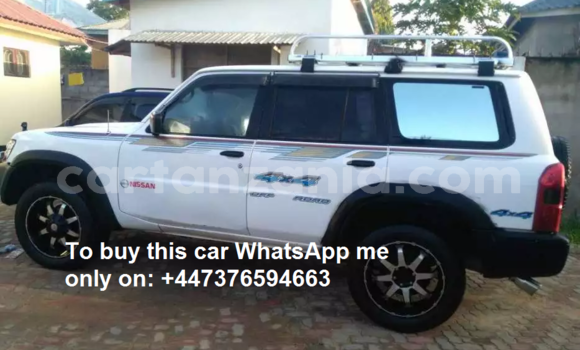 Nunua Ilio tumika Nissan Patrol Nyeupe Gari ndani ya Dar es Salaam nchini Dar es Salaam