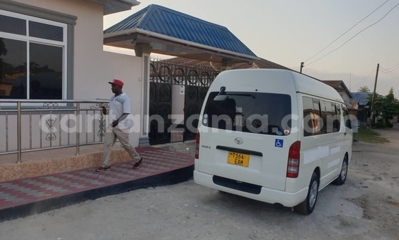 Buy Used Toyota Hiace White Car in Dar es Salaam in Dar es Salaam Buy Used Toyota Hiace White Car in Dar es Salaam in Dar es Salaam