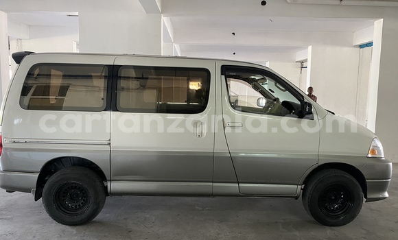 Nunua Ilio tumika Toyota Grand HiAce Nyeupe Gari ndani ya Dar es Salaam nchini Dar es Salaam