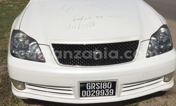 Nunua Imported Toyota Crown Nyeupe Gari ndani ya Dar es Salaam nchini Dar es Salaam Nunua Imported Toyota Crown Nyeupe Gari ndani ya Dar es Salaam nchini Dar es Salaam