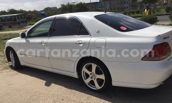 Nunua Imported Toyota Crown Nyeupe Gari ndani ya Dar es Salaam nchini Dar es Salaam Nunua Imported Toyota Crown Nyeupe Gari ndani ya Dar es Salaam nchini Dar es Salaam