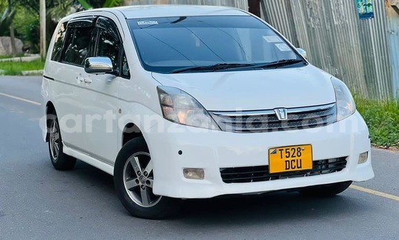 Buy Used Toyota ISis White Car in Mwanza in Mwanza