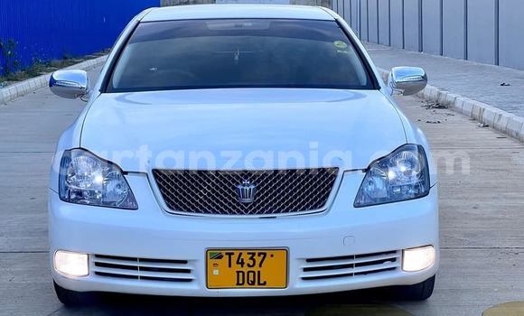 Buy Used Toyota Crown White Car in Dar es Salaam in Dar es Salaam