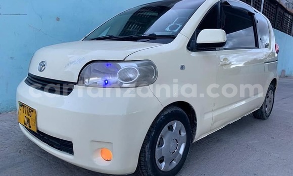Nunua Ilio tumika Toyota Porte Nyeupe Gari ndani ya Dar es Salaam nchini Dar es Salaam