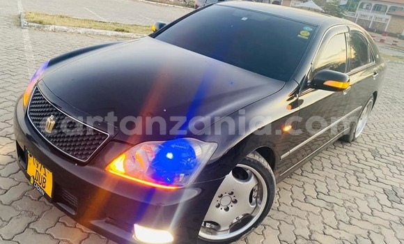 Nunua Ilio tumika Toyota Crown Nyeusi Gari ndani ya Dar es Salaam nchini Dar es Salaam