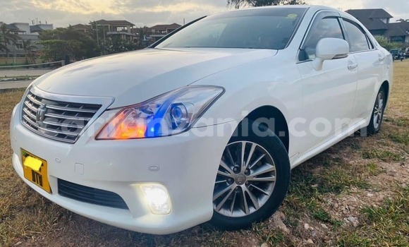 Buy Used Toyota Crown White Car in Dar es Salaam in Dar es Salaam