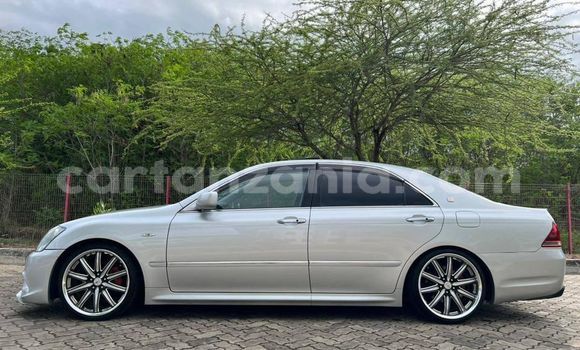 Nunua Ilio tumika Toyota Crown Fedha Gari ndani ya Dar es Salaam nchini Dar es Salaam