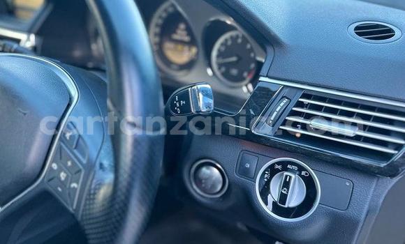 Nunua Imported Mercedes-Benz E-Classe Nyeusi Gari ndani ya Dar es Salaam nchini Dar es Salaam Nunua Imported Mercedes-Benz E-Classe Nyeusi Gari ndani ya Dar es Salaam nchini Dar es Salaam