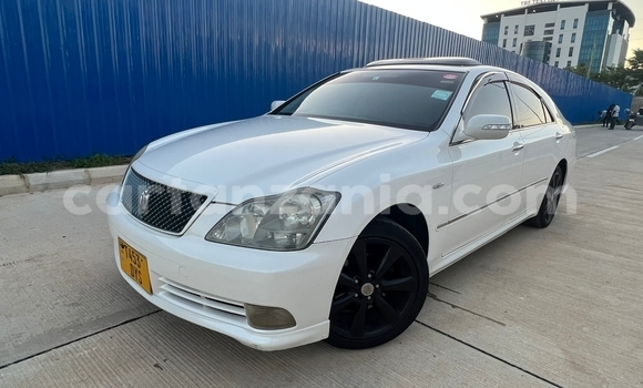 Buy Used Toyota Crown White Car in Dar es Salaam in Dar es Salaam Buy Used Toyota Crown White Car in Dar es Salaam in Dar es Salaam