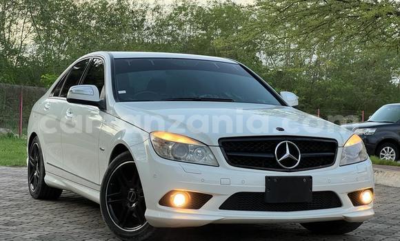 Nunua Imported Mercedes-Benz C-Classe Nyeupe Gari ndani ya Dar es Salaam nchini Dar es Salaam